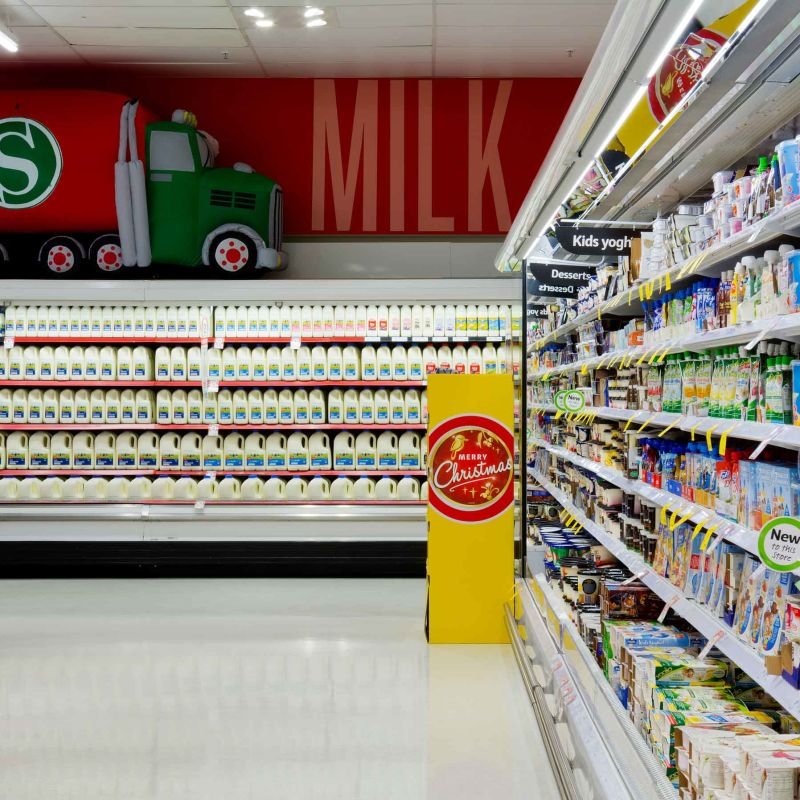 Apakah ada perbedaan antara rak kayu dan rak logam di supermarket?